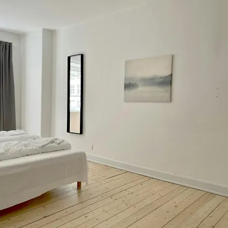 Lägenhet And Spacious For 8 In Vestbyen Ålborg
